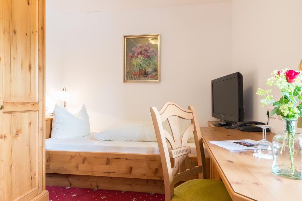 Metzgerei Gasthof Oberhauser - Hotel Zur Post Egling Exteriör bild