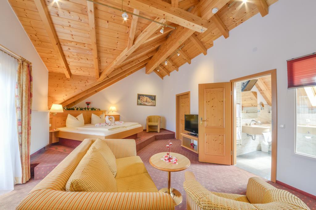 Metzgerei Gasthof Oberhauser - Hotel Zur Post Egling Exteriör bild